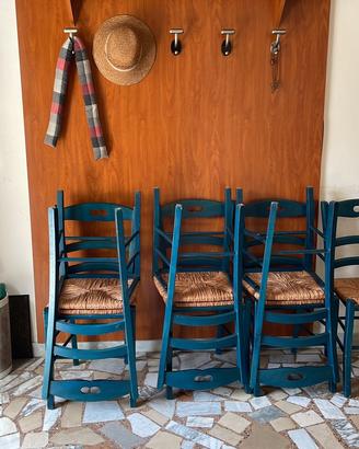 Sedie e appendiabiti a parete in legno