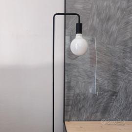 Lampada da terra in metallo nero