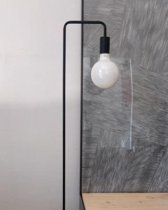 Lampada da terra in metallo nero