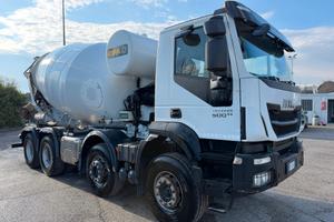 IVECO TRAKKER 500 con betoniera CIFA