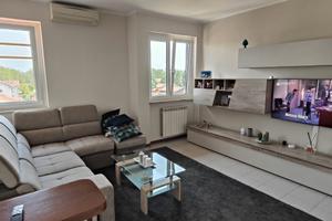 Luminoso appartamento con mansarda, box e cantina