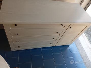 Cassettiera e due comodini acquistabili separabili