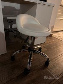 2 Sgabelli con ruote regolabili in altezza