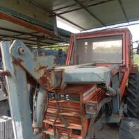 Trattore agricolo con gru anteriore