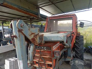 Trattore agricolo con gru anteriore