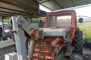 Trattore agricolo con gru anteriore