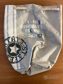 zaino a sacco stile marina statunitense.