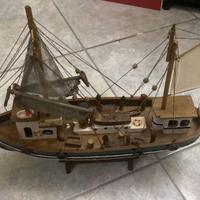 Modellino di barca peschereccio in legno