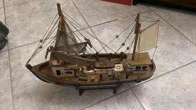 Modellino di barca peschereccio in legno