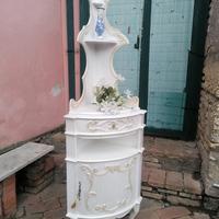 Venduta  Angoliera shabby chic 