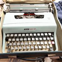 Macchina da scrivere olivetti