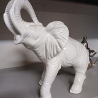 grosso elefanti in porcellana  bianca 
