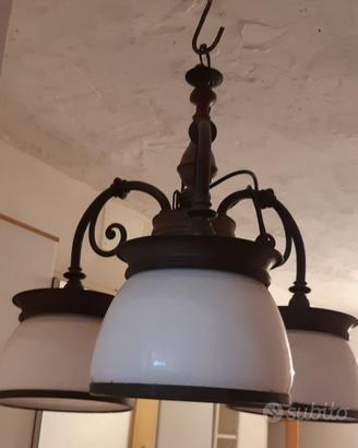 Lampadario in legno, ottone e vetro opaline