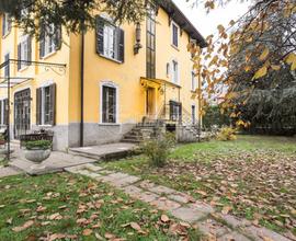 VILLA SINGOLA CON GIARDINO, CANTINA E POSTO AUTO A