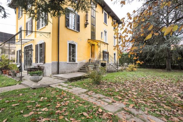 VILLA SINGOLA CON GIARDINO, CANTINA E POSTO AUTO A