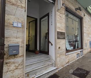 Locale su due livelli fronte strada
