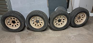 Cerchi e pneumatici Suzuki Samurai.