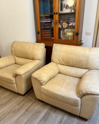 Due poltrone in vera pelle beige Natuzzi
