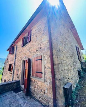 Rustico / Casale di 550 m² con più di 5 locali a B