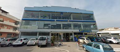 Locale commerciali in centro "Silvi shopping"