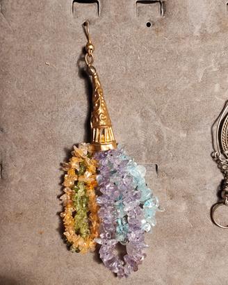 orecchino pendente con pietre multicolore 