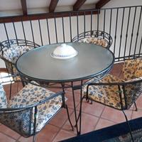 Tavolo e sedie da giardino