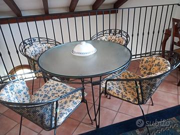 Tavolo e sedie da giardino