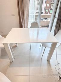 Tavolo allungabile con piano in vetro temperato