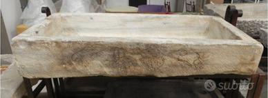 Lavabo antico in pietra