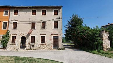 Rustico / Casale di 375 m² con più di 5 locali a S