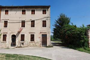 Rustico / Casale di 375 m² con più di 5 locali a S