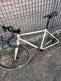 Bici gravel bikepacking cambio elettronico Sram