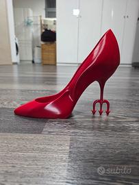 Decoro scultura scarpa diavolo veste prada rossa