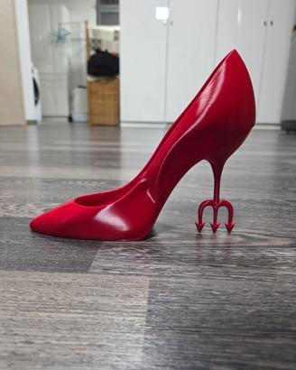 Decoro scultura scarpa diavolo veste prada rossa