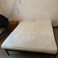 Rete matrimoniale con materasso.