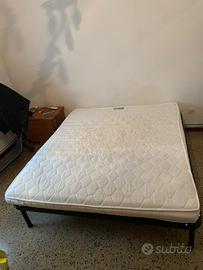 Rete matrimoniale con materasso.