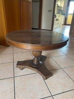 Tavolino tondo noce intarsiato - un tocco vintage