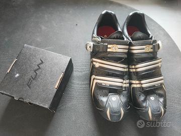 scarpe da bicicletta con pedali 