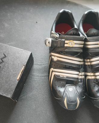 scarpe da bicicletta con pedali 