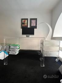 Invisible table in plexiglas