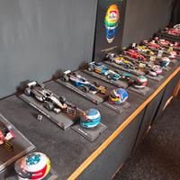 14 F1 scala 1:24 con pitboard e caschi 1:5
