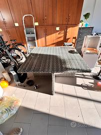 tavolo con 5 sedie e 5 puff