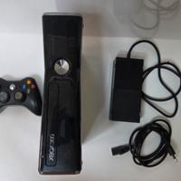 Xbox 360 Slim nera completa di accessori