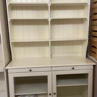 Mobile IKEA con mensole e vetrine