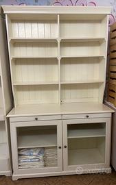 Mobile IKEA con mensole e vetrine