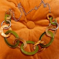 Lunga collana verde e metallo