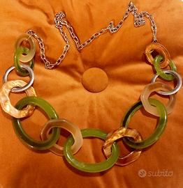 Lunga collana verde e metallo