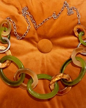 Lunga collana verde e metallo