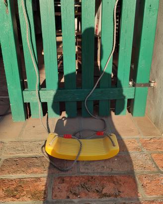 altalena gialla in plastica giardino bambini