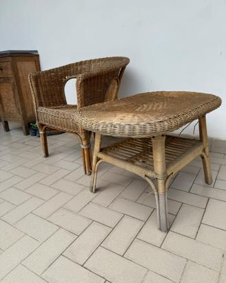 Set tavolino e sedia in vimini e panchina di legna